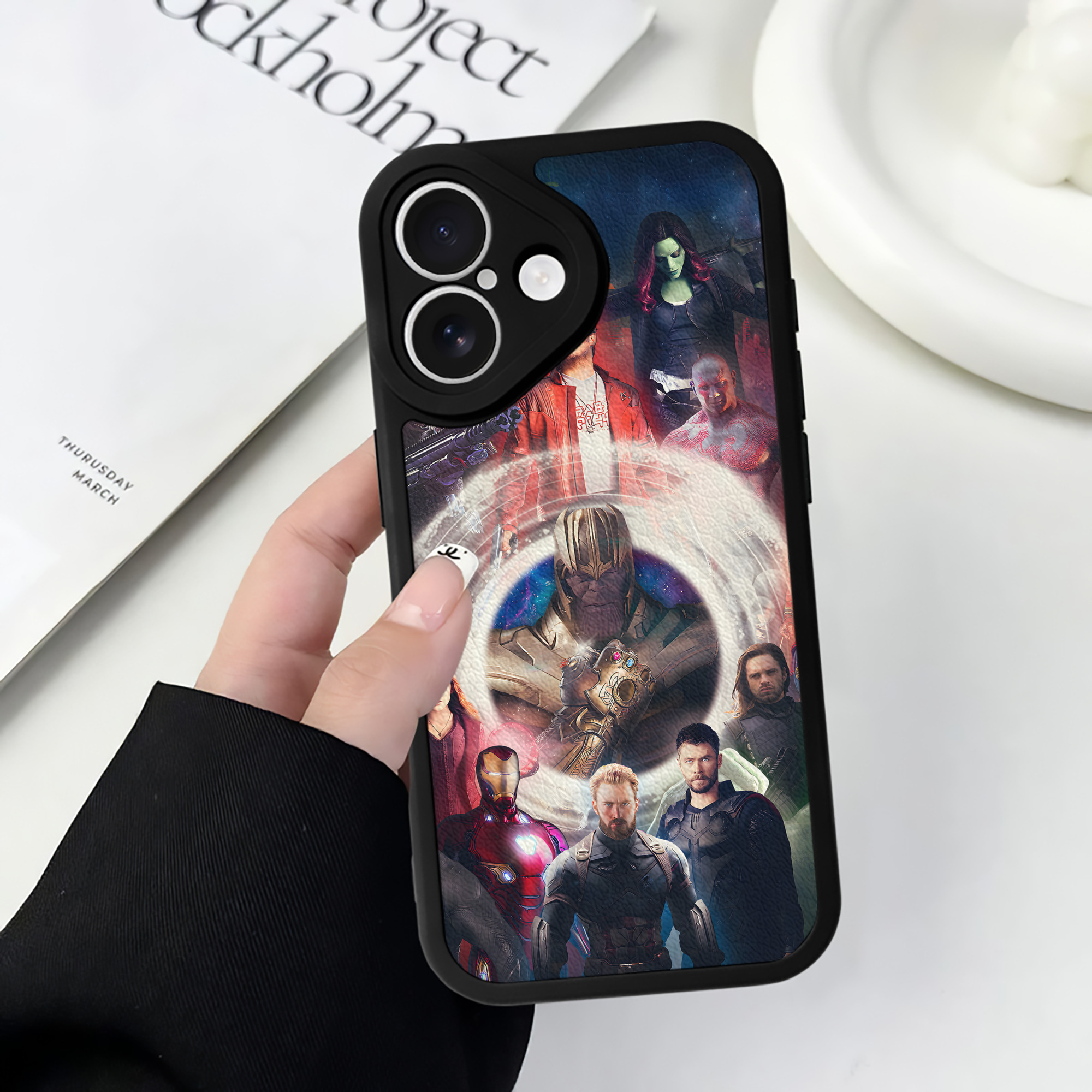（画像用） アベンジャーズ The Avengers 【iPhone 16シリーズ対応】シリコンスマホケース（レザー調） 材質：シリコン